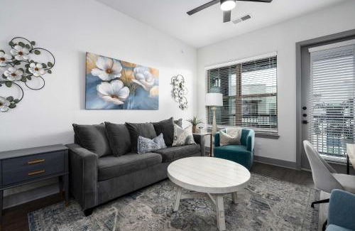 Crestline Heights Apartment | Luxury Apartment - Pool Restaurants & Shopping