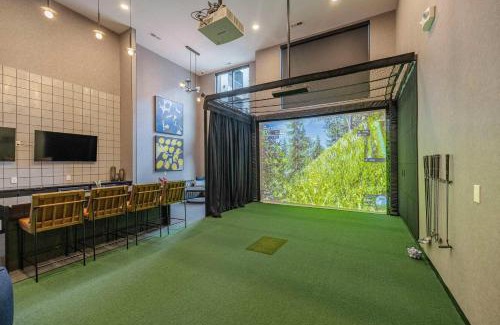 Crestline Heights Apartment | Luxury Apartment - Pool Restaurants & Shopping