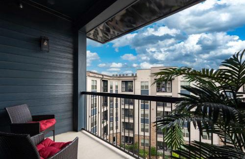 Crestline Heights Apartment | Luxury Apartment - Pool Restaurants & Shopping