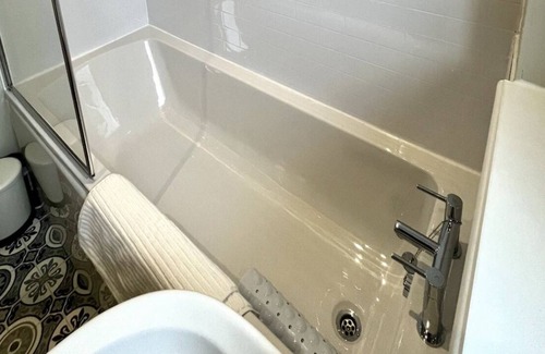 Balloch Apartment | Luxury apartment, private parking, 15mins- Culloden battlefield, 20- Loch Ness
