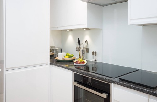 Torquay Apartment | Luxury Apartment - Sleeps 4 - Spectacular Views with Private Pool and Hot Tub