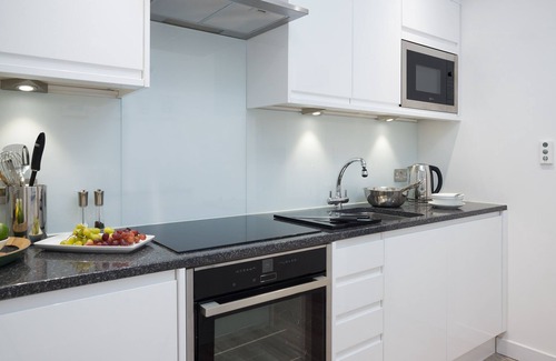Torquay Apartment | Luxury Apartment - Sleeps 4 - Spectacular Views with Private Pool and Hot Tub
