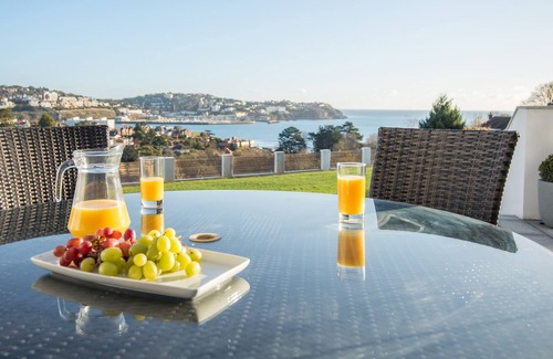 Torquay Apartment | Luxury Apartment - Sleeps 4 - Spectacular Views with Private Pool and Hot Tub