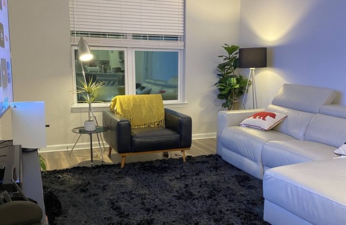 Northeast Raleigh Apartment | Luxury Apartment Triangle Town Center King Bed