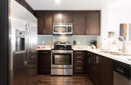 Westwood Apartment | Luxury Apartment with Outdoor Heated Pool L01a