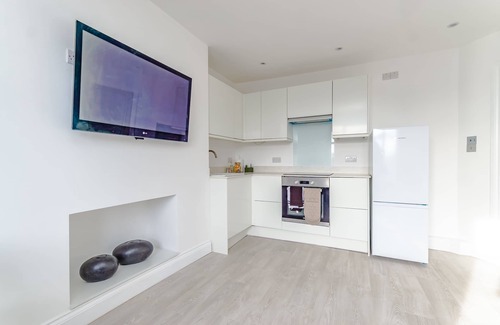 Broad Green Apartment | Luxury apartment with workspace