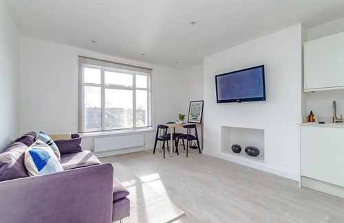 Broad Green Apartment | Luxury apartment with workspace