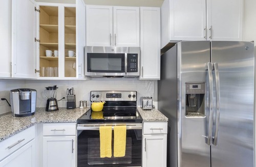 Dixie - Berryhill Apartment | Luxury Apt| King & Queen Beds|9mins to CLT| Near Top Golf, Shops, & Restaurants