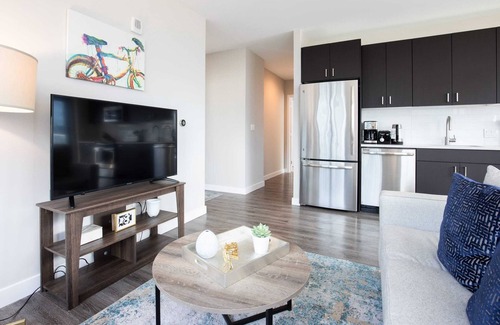 Boston Financial District Apartment | Luxury Apt with Balcony In Seaport