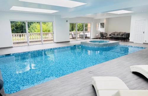 Sunningdale House | Luxury Ascot Escape with Private Indoor Heated Pool & Wellness Spa