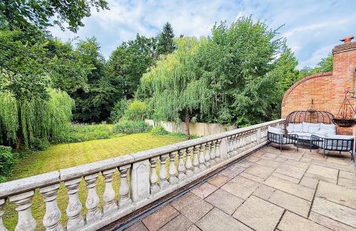 Sunningdale House | Luxury Ascot Escape with Private Indoor Heated Pool & Wellness Spa