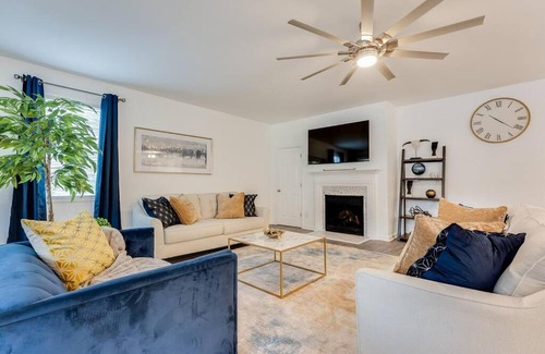 Sylvan Hills House | Luxury Atlanta Home - Self Check-in Pet Friendly Free Parking