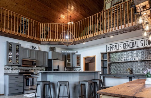 Briggsville House | Luxury Barn Stay-Spacious Kitchen/Living Room/Minutes to Dells/Skiing