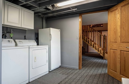 Briggsville House | Luxury Barn Stay-Spacious Kitchen/Living Room/Minutes to Dells/Skiing