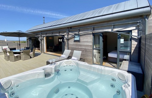 Saint Gennys Cottage | Luxury barn with hot tub that sleeps 8 guests in 4 ensuite bedrooms