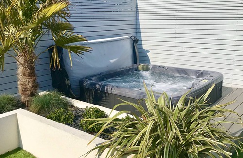 East Wittering House | Luxury Beach House in The Witterings with Hot Tub