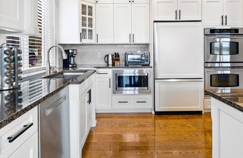Erlands Point-Kitsap Lake House | Luxury Beach House & Apartment, Hot Tub, Kayaks, Fire Pits, Game Room