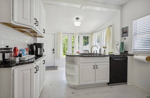 Gulfport House | Luxury Beach House Full Reno - 5 min walk to casinos, beach, and downtown!