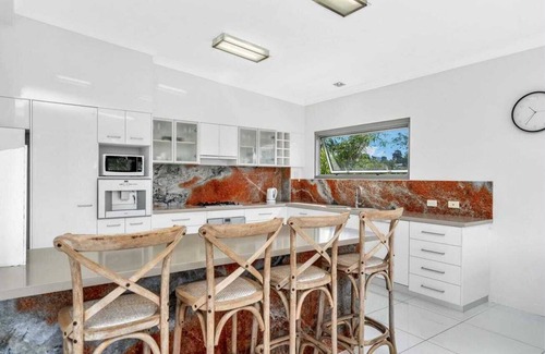 Mission Beach Apartment | Luxury Beachfront Penthouse Dunk Island Views & Prime Village Location