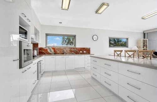 Mission Beach Apartment | Luxury Beachfront Penthouse Dunk Island Views & Prime Village Location