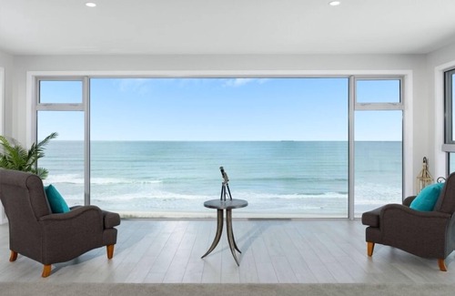 Omanu House | Luxury Beachfront with 180 degree views