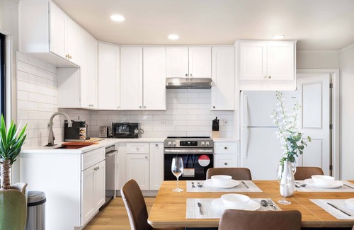 Somerset House | Luxury Bellevue 2B Basement w/180º+ Stunning View