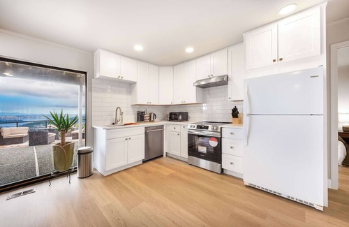 Somerset House | Luxury Bellevue 2B Basement w/180º+ Stunning View