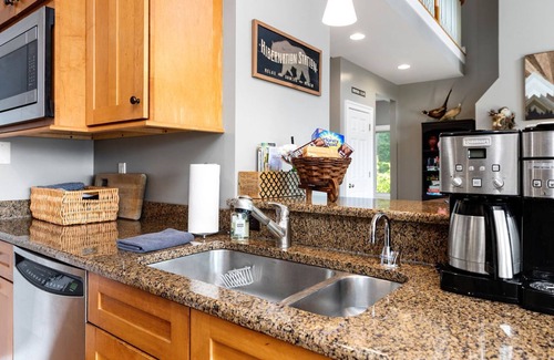 Pedlars Edge House | Luxury Black Bear Lodge: Stunning 4 Season Mountain Views! Perfect for Families.