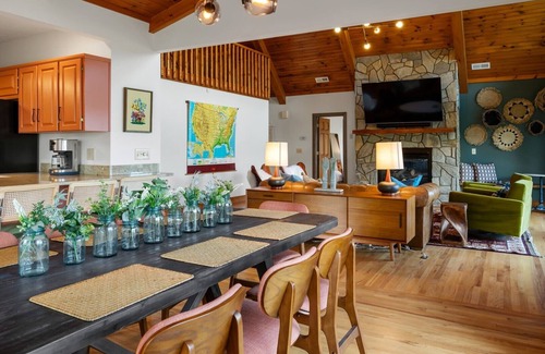 Maggie Valley House | Luxury BoHo/Rustic 5 BR, 4 1/2 BA, 3 FPLC, 2 Fire Tables, Hot Tub