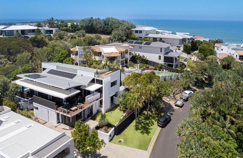 Sunshine Beach House | Luxury & Breathtaking Views for Families