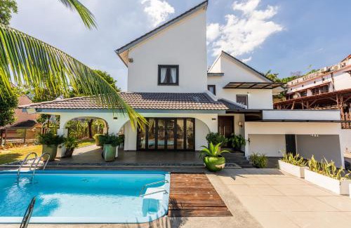 Kuala Lumpur House | Luxury Bungalow TTDI, 16-22pax, Swimming Pool, One Utama