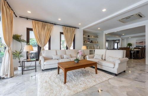 Kuala Lumpur House | Luxury Bungalow TTDI, 16-22pax, Swimming Pool, One Utama
