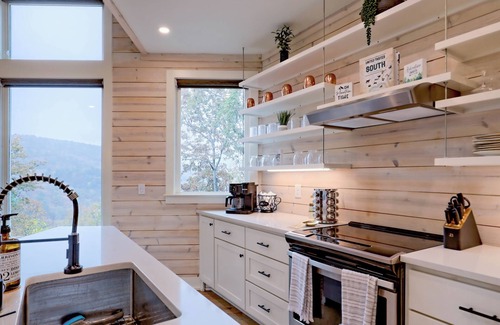 Clayton House | Luxury Bungalow with Mountain Views From Every Room 5 Minutes From Downtown