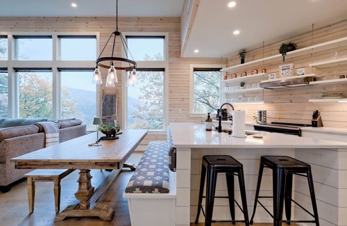 Clayton House | Luxury Bungalow with Mountain Views From Every Room 5 Minutes From Downtown