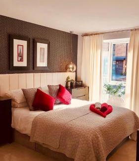 Bordesley Apartment | Luxury Business Apartment with Patio by Ah! Living - Birmingham City Centre