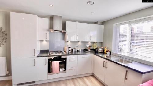 Bordesley Apartment | Luxury Business Apartment with Patio by Ah! Living - Birmingham City Centre
