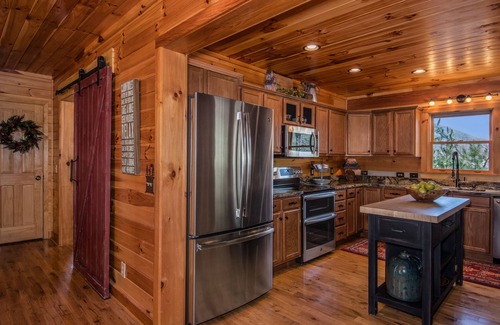 Boone Cabin | ☆ Luxury ☆ Cabin ☆ 2 K/3 Q ☆ Firepit ☆ Fireplace☆Rustic☆3 Smart TVs☆Large Decks☆