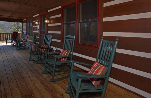 Boone Cabin | ☆ Luxury ☆ Cabin ☆ 2 K/3 Q ☆ Firepit ☆ Fireplace☆Rustic☆3 Smart TVs☆Large Decks☆