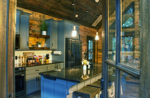 Wilburton Cabin | Luxury Cabin adjoining Robber's Cave State Parkn