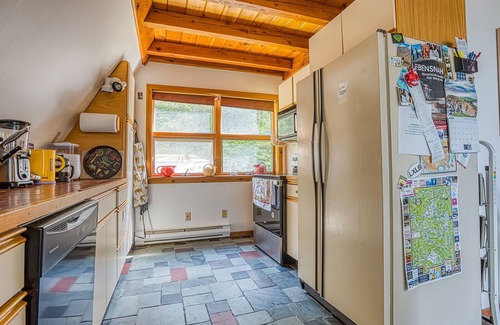 Lenox Ski Chalet | Luxury Cabin Fall Views & Deck besides Kennedy Park, Walk to Lenox.