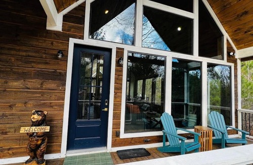Broken Bow House | Luxury Cabin Getaway! Hot tub, Pet Friendly, Foosball & More