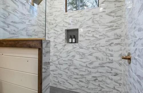 Broken Bow House | Luxury Cabin Getaway! Hot tub, Pet Friendly, Foosball & More