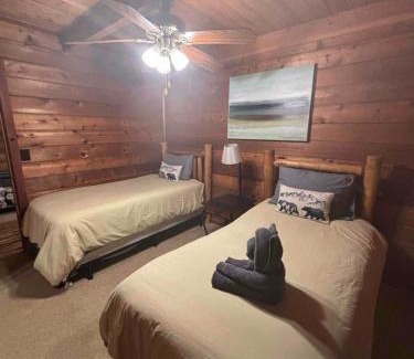 Walnut Mountain Apartment | Luxury Cabin HotTub, Hiking, Fire Pit, Game Room