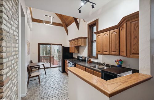 Lake View East Apartment | Luxury Cabin in Lakeview