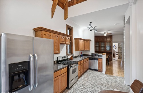 Lake View East Apartment | Luxury Cabin in Lakeview