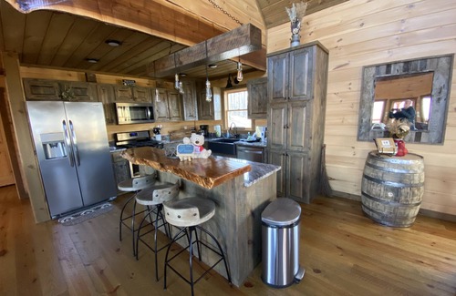 Blue Ridge Cabin | Luxury Cabin, Incredible View, Amazing Sunrise & Sunset, Secluded, Pet Friendly