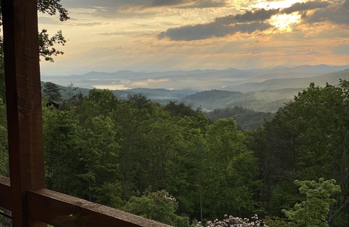 Blue Ridge Cabin | Luxury Cabin, Incredible View, Amazing Sunrise & Sunset, Secluded, Pet Friendly
