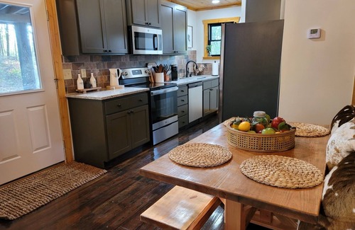 Clarkesville Cabin | Luxury Cabin, King Bed, Hot Tub Minutes from Alpine Helen sits on 40 acres.