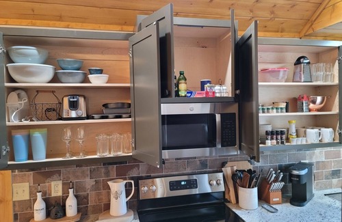 Clarkesville Cabin | Luxury Cabin, King Bed, Hot Tub Minutes from Alpine Helen sits on 40 acres.