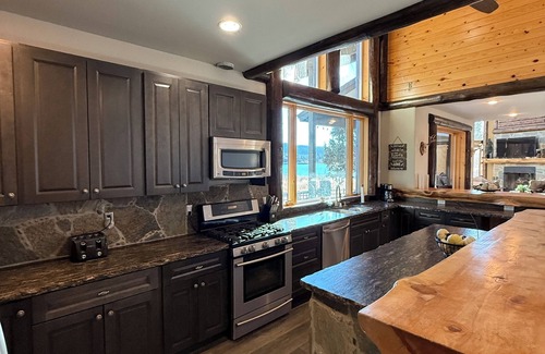 North Estates Cabin | Luxury Cabin! Lake View, Hot Tub, Theater, Billiards.